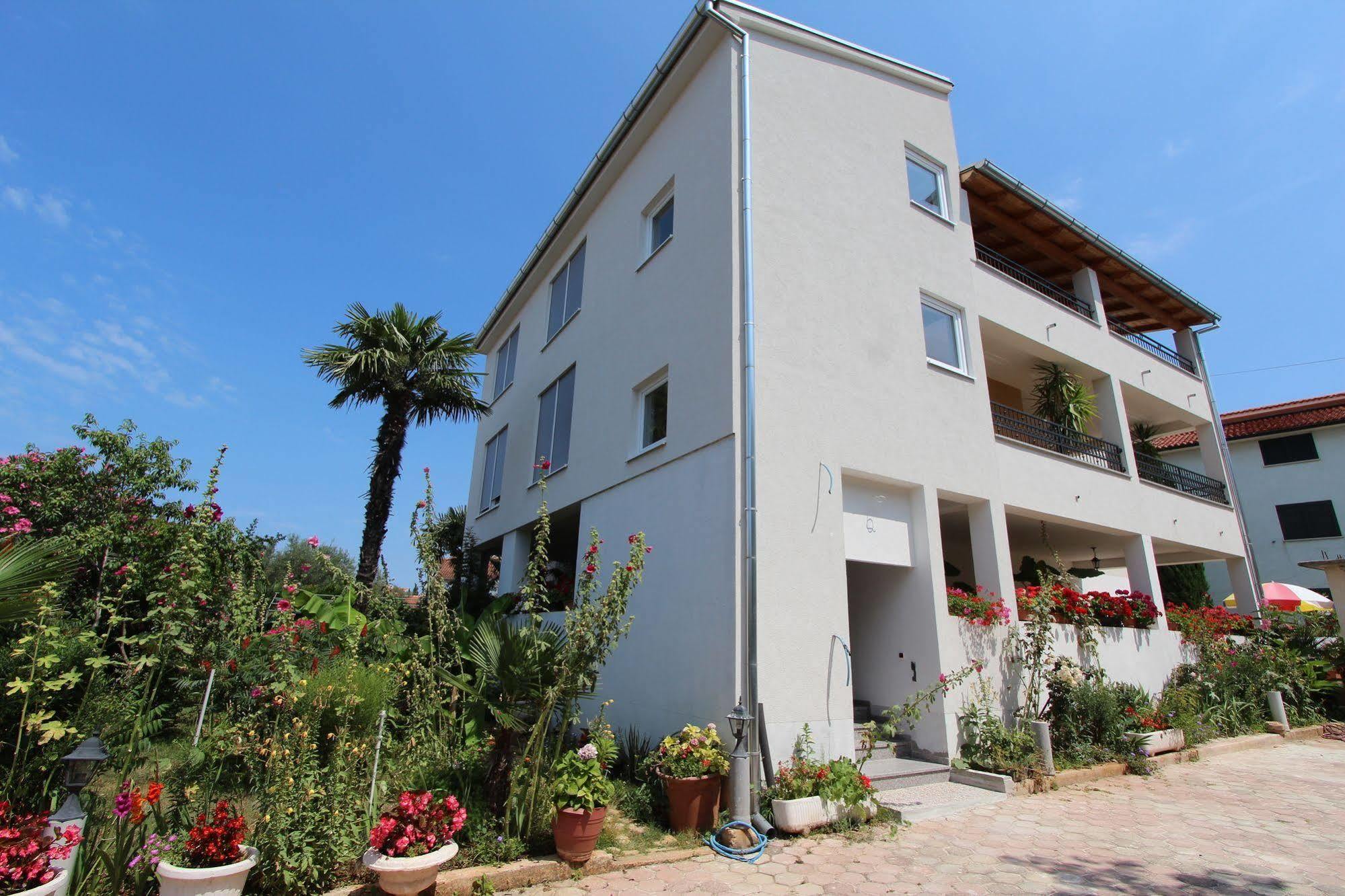 Rooms And Apartments Sally Rovinj Kültér fotó